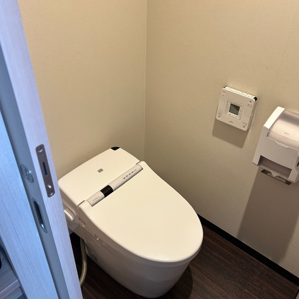 三交インGrande東京浜松町の独立トイレ。バスルームと完全に分かれたウォシュレット付きトイレ