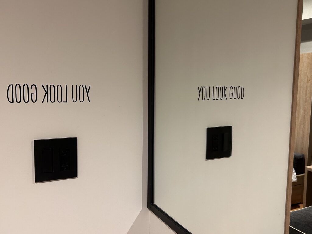 ザ・スクエアホテル銀座の洗面台まわり。鏡に映る「YOU LOOK GOOD」のメッセージ