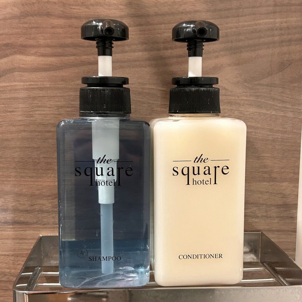 ザ・スクエアホテル銀座のシャンプー&コンディショナー。ホテルオリジナルボトル