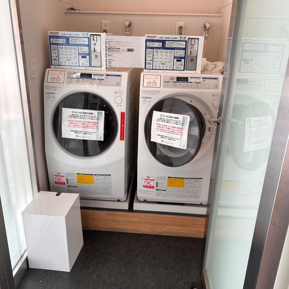 三交インGrande東京浜松町の共用ドラム式洗濯機2台。出張・長期滞在に便利