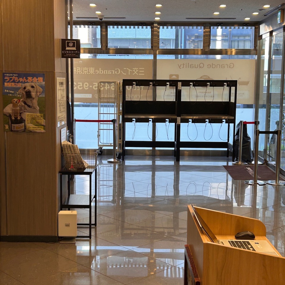三交インGrande東京浜松町のロビーとフロント。ビジネスコーナーも設置