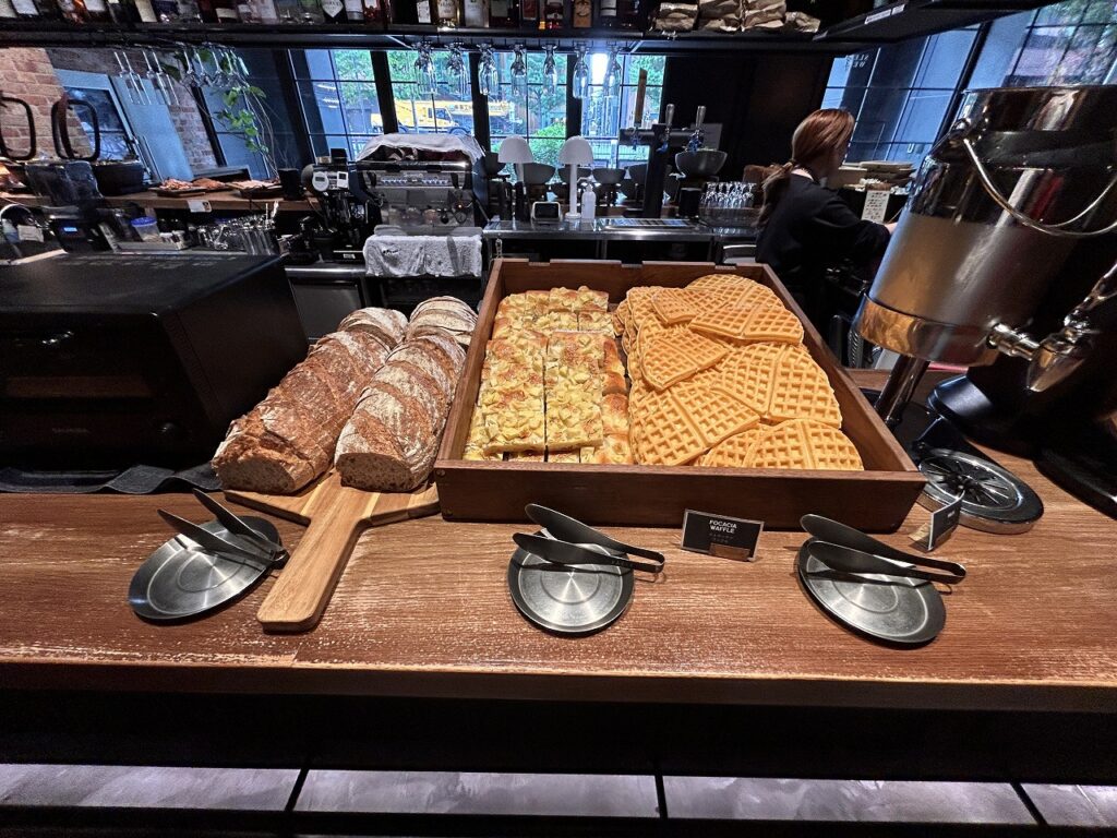 朝食のパン・フォカッチャ・ワッフルコーナー