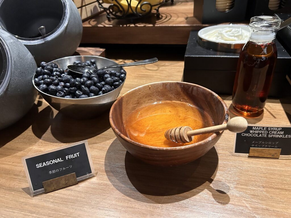 朝食の季節のフルーツ・メープルシロップ・ホイップクリーム