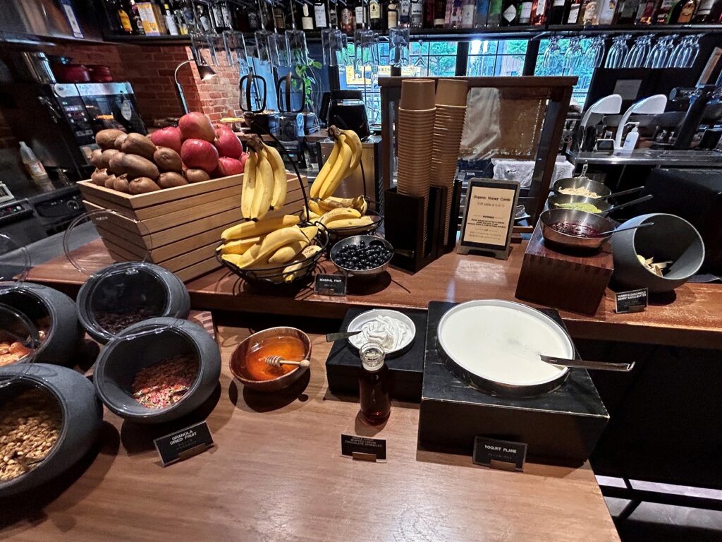 朝食のフルーツ、ヨーグルト、デザート