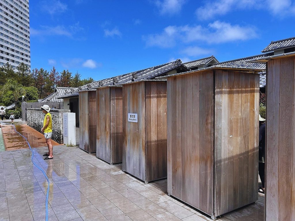 木製の個室が並ぶTHE LIVING GARDENの更衣室