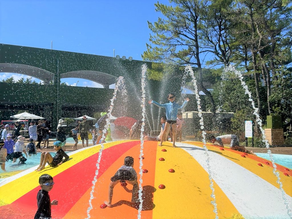 シーガイアのスプラッシュエリアにあるバブルヒルで噴水を浴びながら遊ぶ子どもたち